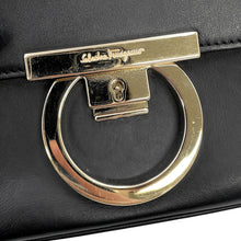 将图像加载到图库查看器中，Ferragamo Gancini Shoulder Bag Black21 O009 Leather
