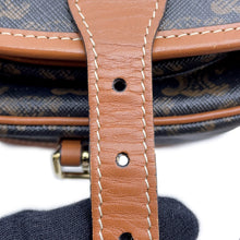 将图像加载到图库查看器中，CELINE Triomphe Falco Shoulder Bag Tan191502BZJ.04LU PVC Leather Size Medium
