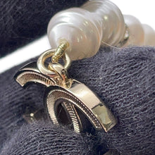 将图像加载到图库查看器中，CHANEL CC Logo Faux Pearl Necklace Gold/White Gold Plated
