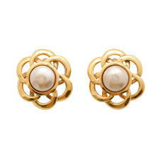 Load image into Gallery viewer, CHANEL Flower motif Earring Gold Gold Plated

