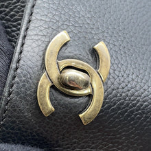 将图像加载到图库查看器中，CHANEL Executive 2WAY Tote Black Leather
