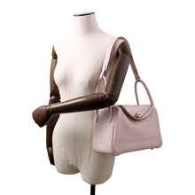 Load image into Gallery viewer, HERMES Lindy Verso mauve pail / machete Taurillon Clemence Size 26
