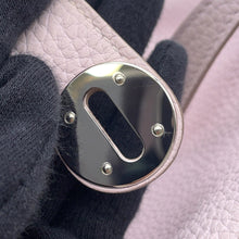 Load image into Gallery viewer, HERMES Lindy Verso mauve pail / machete Taurillon Clemence Size 26
