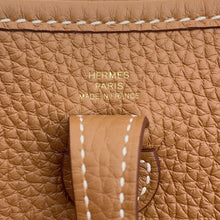 将图像加载到图库查看器中，HERMES Evelyne Long Amazon Gold Taurillon Clemence Size TPM
