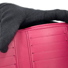 Load image into Gallery viewer, LOUIS VUITTON Portefeuille Capucine Compact Noir/Hot pinkM62157 Taurillon Leather
