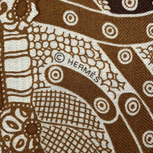 Load image into Gallery viewer, HERMES Giant Square Dignitary&#39;s Saddle SELLE DE DIGNITAIRE Size 140 Curry/Camel/Blanc Cashmere70% Silk30%
