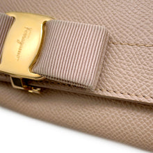 将图像加载到图库查看器中，Ferragamo Vara Ribbon Bifold Wallet Long Wallet Pink Leather
