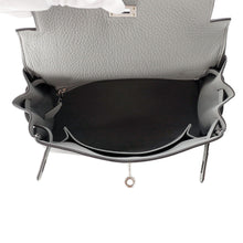 Load image into Gallery viewer, HERMES Kelly Retourne Gris Mouette Togo Leather Size 25

