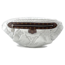 将图像加载到图库查看器中，LOUIS VUITTON Pillow Maxi Bumbag Silver/BrownM20971 Recycled MetallicNylon Monogram
