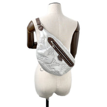 将图像加载到图库查看器中，LOUIS VUITTON Pillow Maxi Bumbag Silver/BrownM20971 Recycled MetallicNylon Monogram
