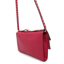 将图像加载到图库查看器中，Valentino Garavani RockStudded Shoulder Bag Pink Leather
