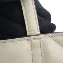将图像加载到图库查看器中，FENDI Flip White8BT306 Leather Size Small
