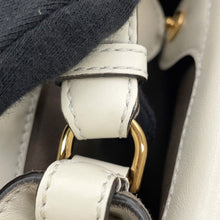 将图像加载到图库查看器中，FENDI Flip White8BT306 Leather Size Small
