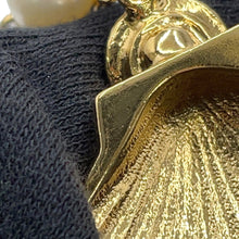 将图像加载到图库查看器中，CHANEL Shell CC Logo Pearl Necklace Metal Strass Faux Pearl
