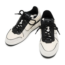 将图像加载到图库查看器中，CHANEL CC Logo Low Cut Sneakers White/BlackG45212 Leather suede Size 38
