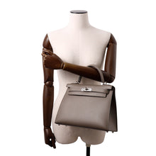 Load image into Gallery viewer, HERMES Kelly Sellier Etain Epsom Size 28
