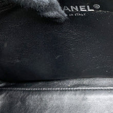 Load image into Gallery viewer, CHANEL Matelasse Handbag Black Caviar Leather Size 25
