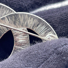 将图像加载到图库查看器中，CHANEL CC Logo BroochA63085 Metal Rhinestone
