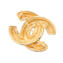 将图像加载到图库查看器中，CHANEL Matelasse CC LogoBrooch Gold Metal
