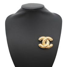 将图像加载到图库查看器中，CHANEL Matelasse CC LogoBrooch Gold Metal
