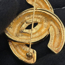 将图像加载到图库查看器中，CHANEL Matelasse CC LogoBrooch Gold Metal
