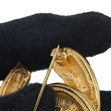 将图像加载到图库查看器中，CHANEL Matelasse CC LogoBrooch Gold Metal
