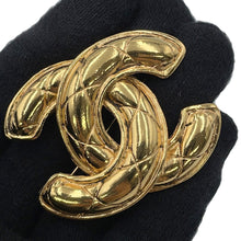 将图像加载到图库查看器中，CHANEL Matelasse CC LogoBrooch Gold Metal
