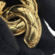 将图像加载到图库查看器中，CHANEL Matelasse CC LogoBrooch Gold Metal
