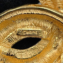 将图像加载到图库查看器中，CHANEL Matelasse CC LogoBrooch Gold Metal
