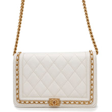 将图像加载到图库查看器中，CHANEL Boy Chanel Round Chain Wallet White Soft Caviar Leather
