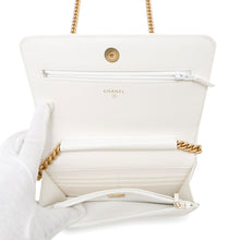 将图像加载到图库查看器中，CHANEL Boy Chanel Round Chain Wallet White Soft Caviar Leather
