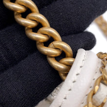 将图像加载到图库查看器中，CHANEL Boy Chanel Round Chain Wallet White Soft Caviar Leather
