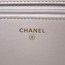 将图像加载到图库查看器中，CHANEL Boy Chanel Round Chain Wallet White Soft Caviar Leather
