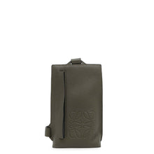将图像加载到图库查看器中，LOEWE Vertical T-pocket KhakiC500P02X02 Leather
