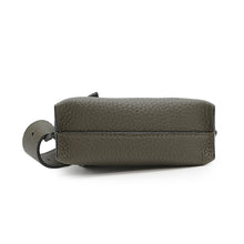 将图像加载到图库查看器中，LOEWE Vertical T-pocket KhakiC500P02X02 Leather
