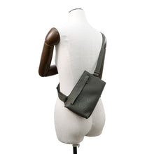 将图像加载到图库查看器中，LOEWE Vertical T-pocket KhakiC500P02X02 Leather
