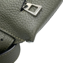 将图像加载到图库查看器中，LOEWE Vertical T-pocket KhakiC500P02X02 Leather
