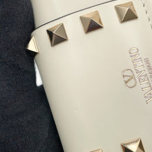 将图像加载到图库查看器中，Valentino Garavani ★Rock Studded Shoulder Bag White Leather
