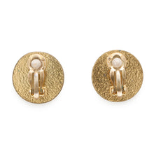 将图像加载到图库查看器中，CHANEL CC Logo Earring Black Metal
