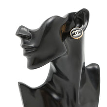 将图像加载到图库查看器中，CHANEL CC Logo Earring Black Metal
