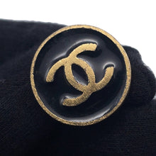将图像加载到图库查看器中，CHANEL CC Logo Earring Black Metal
