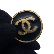 将图像加载到图库查看器中，CHANEL CC Logo Earring Black Metal
