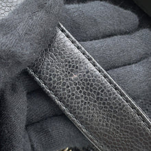 将图像加载到图库查看器中，CHANEL CC Logo Chain Travel Bag Black Caviar Leather

