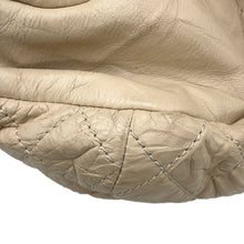 将图像加载到图库查看器中，CHANEL CC Logo Travel Bag Beige Leather
