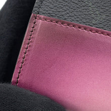 将图像加载到图库查看器中，Berluti Nino Volume Clutch Bag Black/Pink Leather

