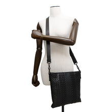 将图像加载到图库查看器中，Bottega Veneta INTRECCIATO Shoulder Bag Black Leather
