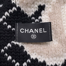 将图像加载到图库查看器中，CHANEL Stitched CC Logo Reversible Large Scarf 22B Black/Ivory Wool 58% Cashmere33% Silk8% Nylon1%
