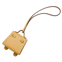 将图像加载到图库查看器中，HERMES Bijoux De Sac Kelly Doll Bag Charm Natural/Vert/Vert Fizz Tadelakt Leather

