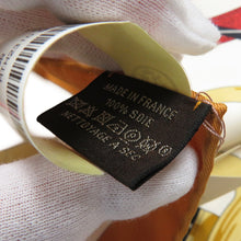 Load image into Gallery viewer, HERMES Carre EPERON D&#39;OR Apron D&#39;or Size 90 Caramel/Creme Silk100%

