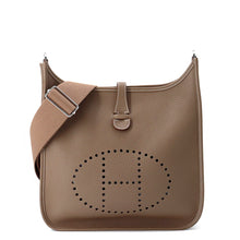 将图像加载到图库查看器中，HERMES Evelyne3 Etoupe Taurillon Clemence Size PM
